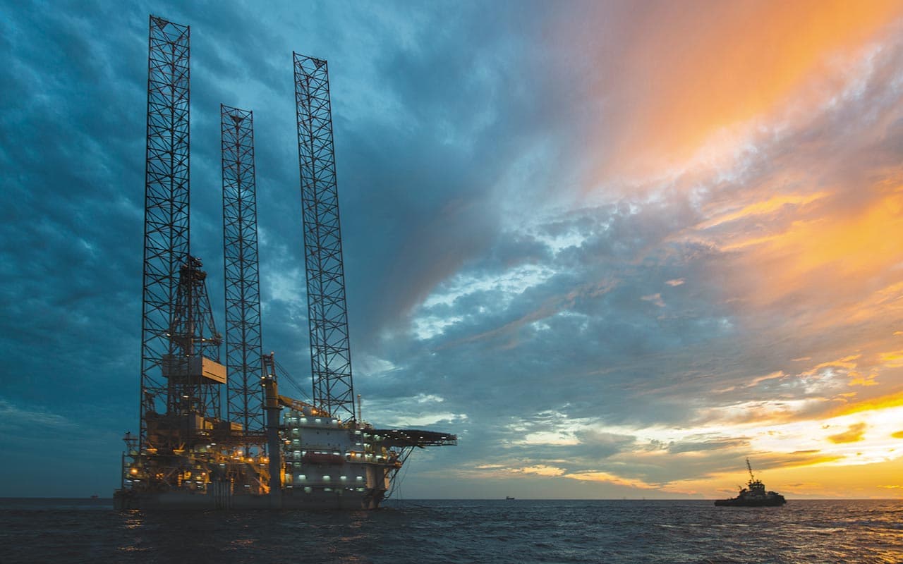 Plataforma marina de perforación al atardecer